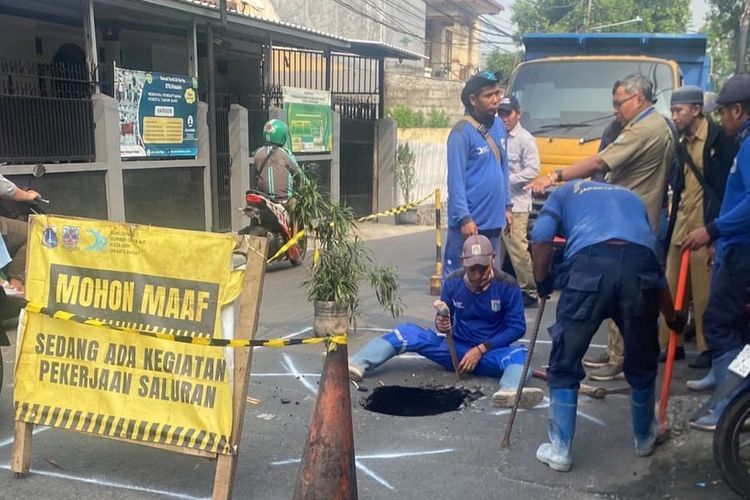 Ada Kabel Listrik Tegangan Tinggi di Bawah Jalan Assirot Jakbar yang Ambles