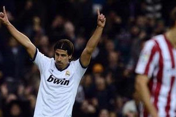 Gelandang Real Madrid dari Jerman, Sami Khedira, merayakan golnya yang merupakan kreasi kelima timnya ke gawang Athletic Bilbao dalam laga pekan ke-12 Liga BBVA di Stadion Santiago Bernabeu, Sabtu (17/11/2012). 