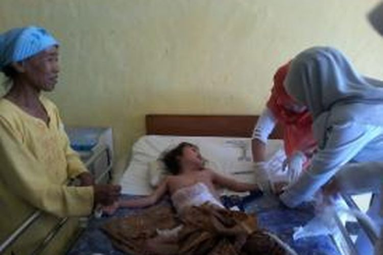 Rini didampingi nenek dan beberapa perawat di RSUD Kabupaten Bengkulu Tengah.