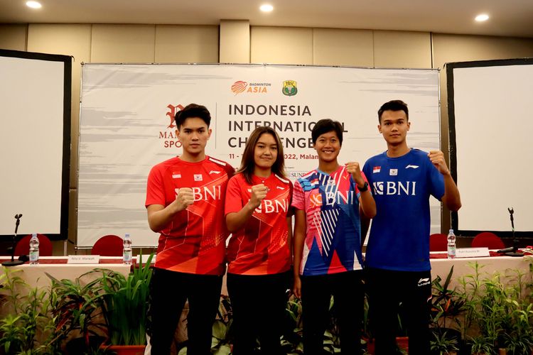 Perwakilan pemain Adnan Maulana, Nita Violina Marwah, Puti Kusuma Wardani dan Christian Adinata  (kiri-kanan) saat konferensi pers jelang Indonesia International Challenge 2022 di Hotel Harris Malang, Senin (10/10/2022) siang.