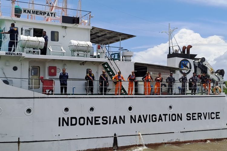 KN Merpati milik Kantor Distrik Navigasi Merauke yang digunakan untuk menarik KM Vivie Rae II sekaligus mengevakuasi seluruh penumpang yang ada di atas kapal