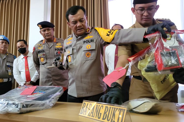 Kapolda Jateng Irjen Ahmad Luthfi menunjukkan senpi revolver yang digunakan pelaku penembakan juru parkir Hotel Braga Purwokerto saat konferensi pers di Mapolresta Banyumas, Jawa Tengah, Senin (29/5/2024).
