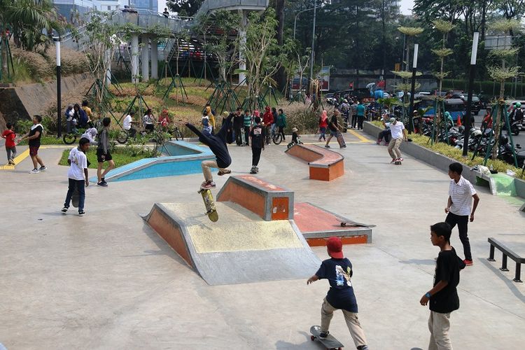 Tampak warga sedang beraktivitas di salah satu Taman Kota yang ada di Provinsi DKI Jakarta