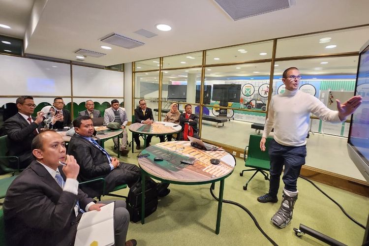 Chief Digital Officer City of Helsinki City Mikko Rusuma menyampaikan presentasi tentang transformasi digital dihadapan delegasi Pemkab Sumedang, di City Hall Helsinki, Kamis (24/11/2022). 