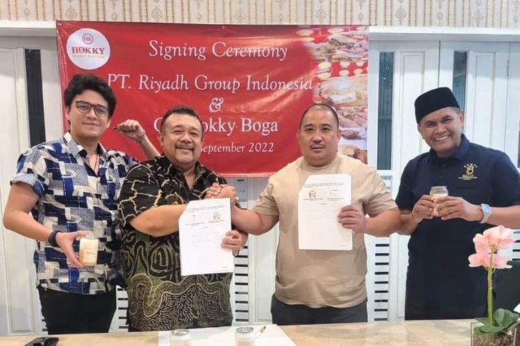 (Dari kiri ke kanan) Direktur Riyadh Group Indonesia Riyadhi Salman Saputra,  Presiden Direktur Riyadh Group Indonesia Bally Sahputra Datuk Janosati, Direktur Utama Hokky Boga Kwan Wen Gunawan Abdullah, dan Corporate Secretary PT Grand Mangku Putra Arcade Sasfa Mariandi saat penandatanganan MoU akuisisi Martabak Hokky Group di Cilegon, Rabu (21/9/2022).