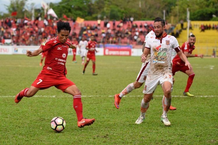 Rudi (kiri) belum bisa memperkuat Semen Padang saat melawan Perseru Serui dalam lanjutan Liga 1.