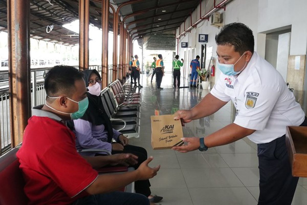 GRATIS-PT Kereta Api Indonesia (Persero) Daop 7 Madiun memberikan  takjil gratis bagi pelanggan kereta api jarak jauh yang sedang menunggu di stasiun. Takjil gratis dibagikan kepada pelanggan yang telah melakukan boarding pada pukul 17.00 WIB atau 1 jam sebelum waktu berbuka puasa