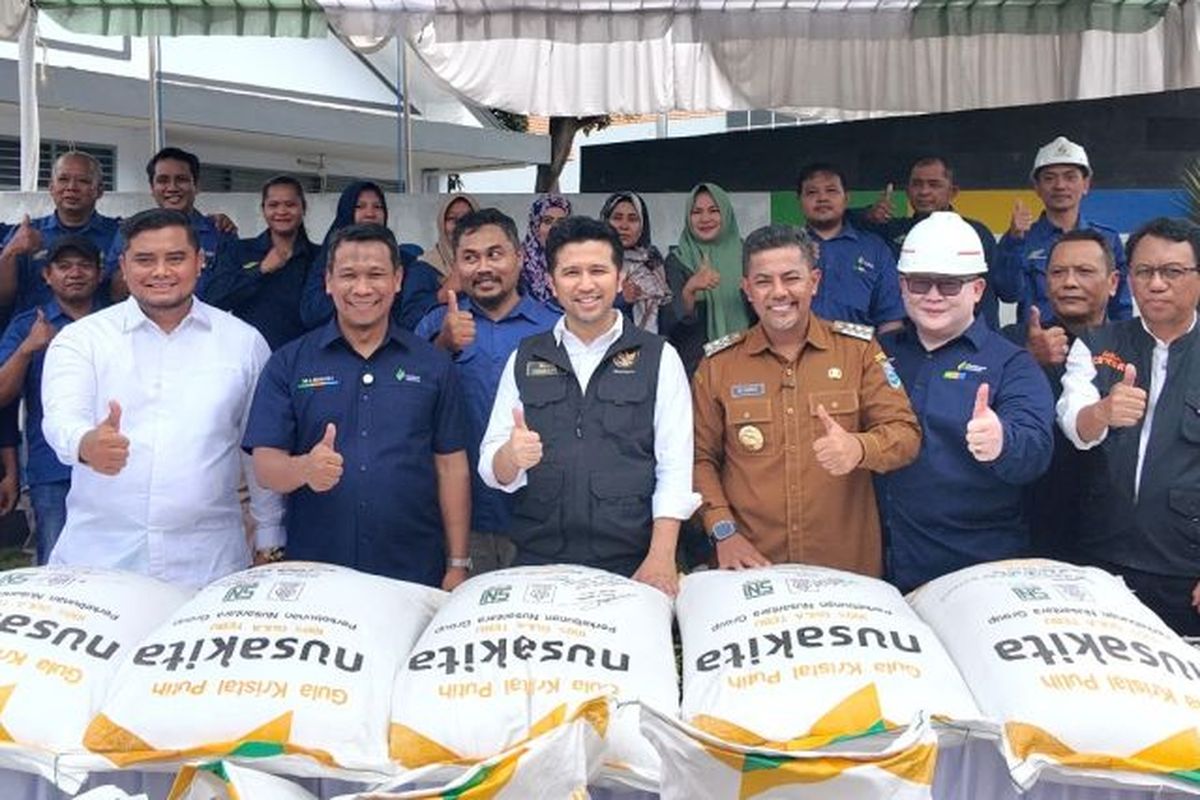 Wakil Gubernur Jawa Timur Emil Elestianto Dardak mengunjungi Pabrik Gula (PG) Gending milik PT Sinergi Gula Nusantara (SGN) di Kabupaten Probolinggo, Jawa Timur, Kamis (11/9/2025). (ANTARA/HO-PT SGN)