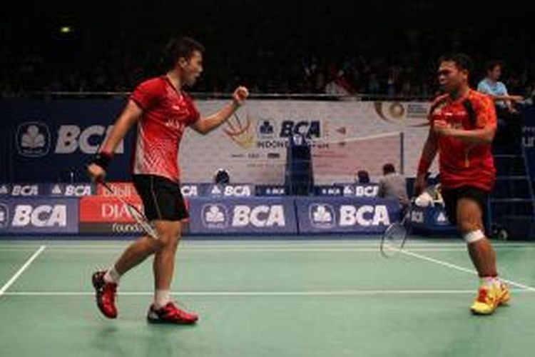 Pebulu tangkis ganda putra Indonesia, Gideon Markus Fernaldi (kiri)/Markis Kido merayakan kemenangan atas pasangan Korea Selatan, Ko Sung-hyun/Shin Baek-choel, pada babak pertama BCA Indonesia Open Superseries Premier 2014 di Istora Senayan, Jakarta, Rabu (18/6/2014). Gideon/Kido menang 20-22, 21-17, 21-16. 