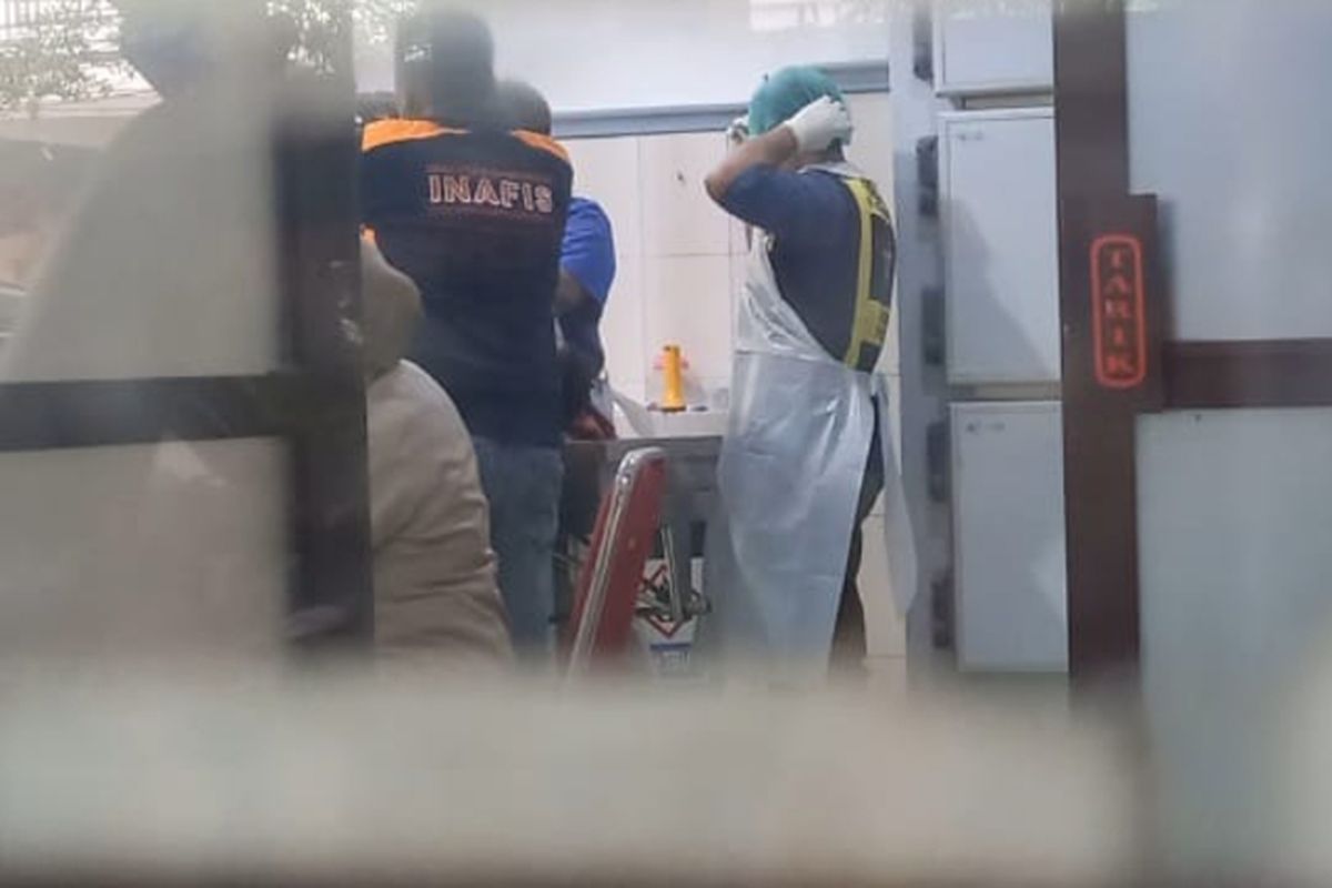 Petugas medis dan identifikasi dari Polres Jombang melakukan pemeriksaan di RSUD Jombang, terhadap sosok jenazah yang ditemukan di Dusun Peluk, Desa Pacarpeluk, Kecamatan Megaluh, Kabupaten Jombang, Jawa Timur, Selasa (11/2/2025).