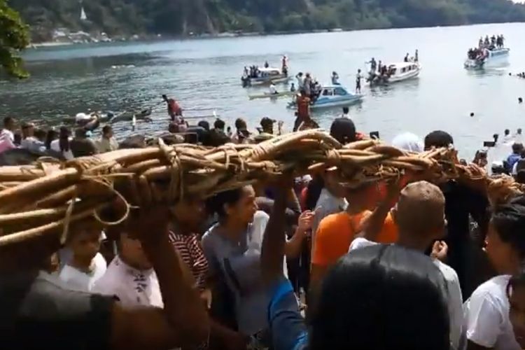 Tradisi hela rotan di Maluku Tengah.