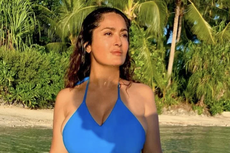 Genap Berusia 55, Salma Hayek Pamer Tubuh Seksi Berbalut Swimsuit