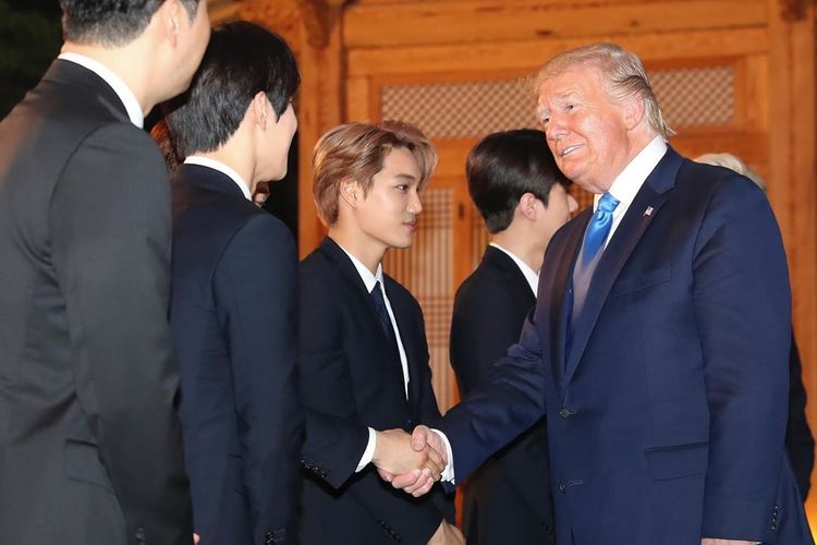 Boyband Korea EXO saat berjabat tangan dengan Presiden AS Donald Trump di istana kepresidenan Korea Selatan, beberapa waktu lalu. 