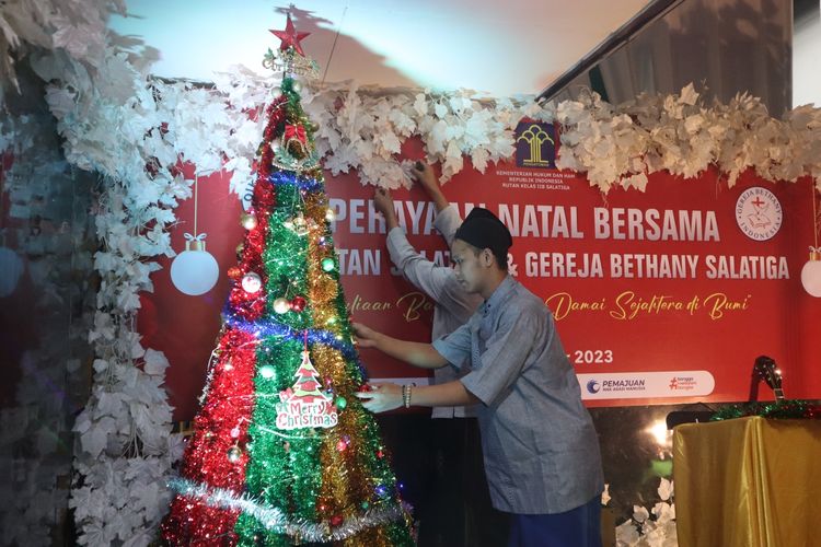 Warga Binaan Pemasyarakatan (WBP) Rutan Salatiga yang beragama muslim membantu menghias pohon natal