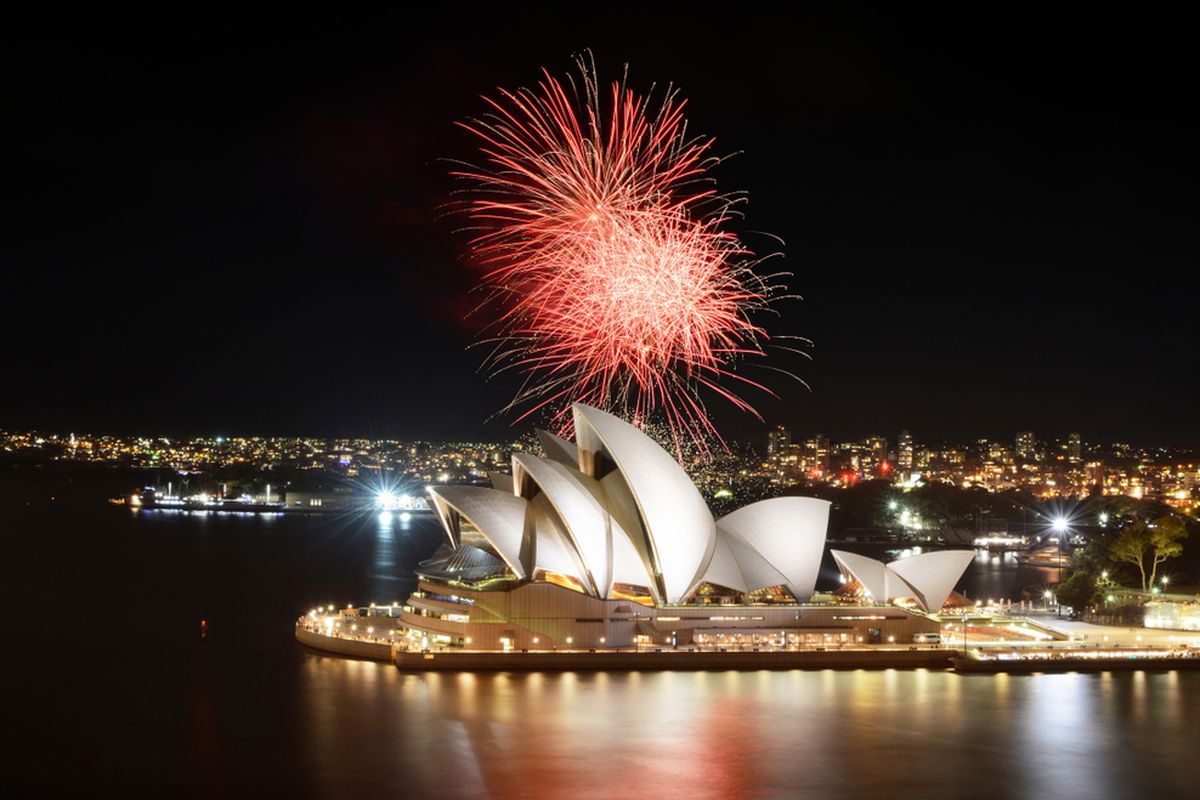 Perpaduan Sydney Opera House dan kembang api merupakan pemandangan malam tahun baru di Sydney, Australia.