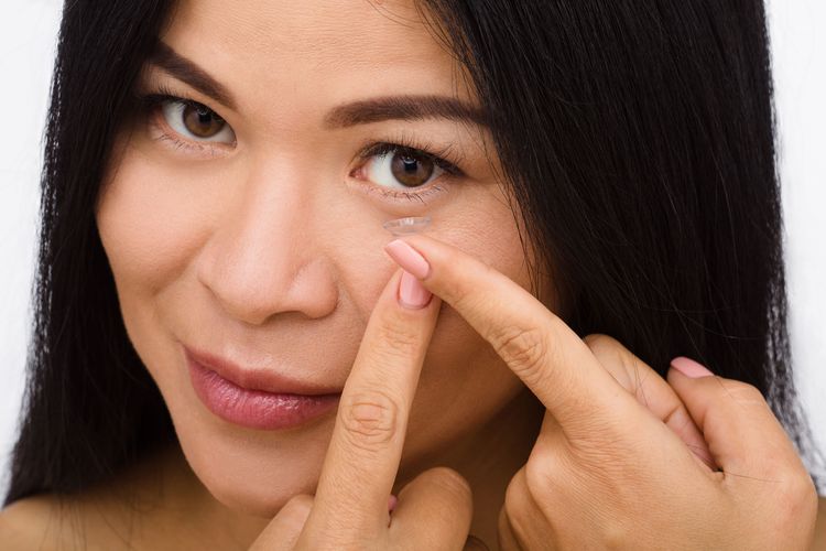 Pakai Lensa Kontak Saat Mandi Bisa Picu Infeksi Mata hingga Kebutaan
