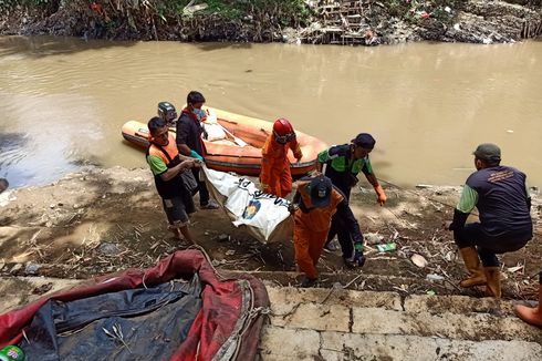 Warga Temukan Mayat Mengambang di Antara Tumpukan Sampah di Sungai Ciliwung