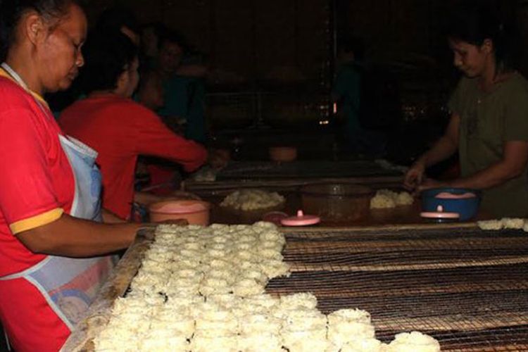 Pembuatan rengginang rengganis di Magelang, Jawa Tengah.