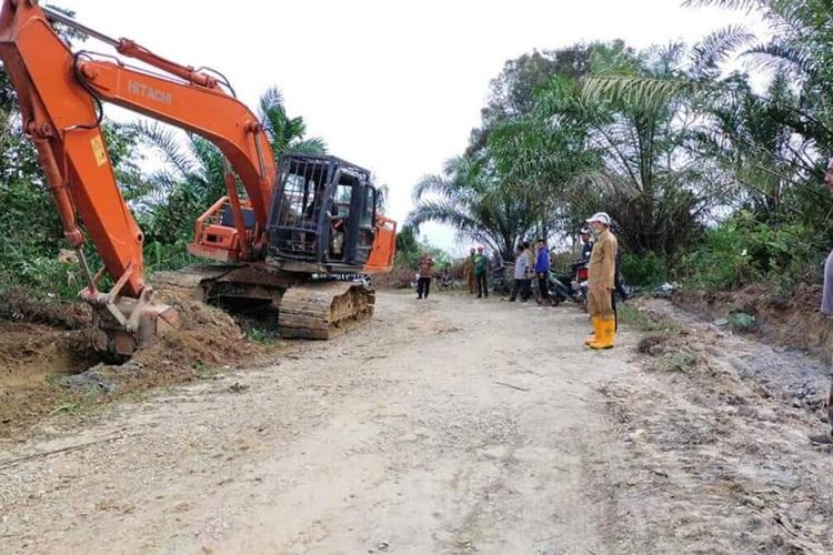 Bupati Aceh Tamiang, Mursil melihat pengerjaan pembangunan jalan di pedalaman Kecamatan Seumadam, Kabupaten Aceh Tamiang, Minggu (31/1/2021).
