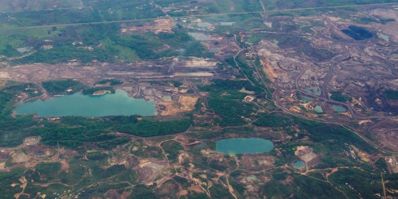 Pemandangan dari udara bekas tambang di Kalimantan Timur, 18 November 2015.