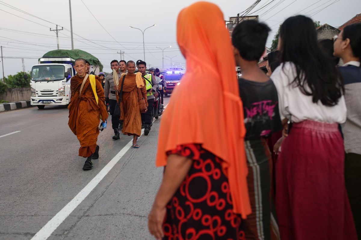Biksu menjalani ritual thudong kembali melanjutkan perjalanan dari Kota Tegal, Jawa Tengah, Rabu (24/5/2023). Sebanyak 32 biksu jalan kaki dari Thailand menuju Candi Borobudur untuk meyambut Hari Raya Waisak.