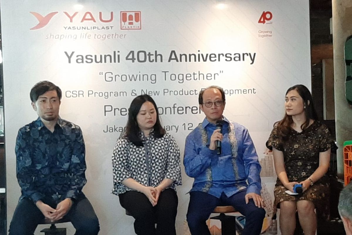 Direktur Eksekutif PT Yasunli Abadi Utama Plastik Jouw Erwin (kedua dari kanan) memberikan keterangan dalam jumpa pers hari ulang tahun ke-40 Yasunli, Rabu (12/2/2020) di Jakarta.