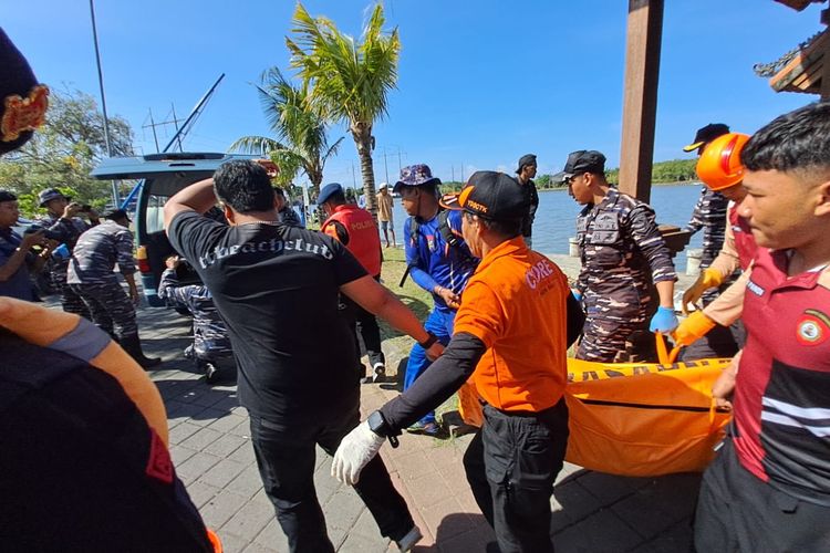 Evakuasi jenazah korban banjir di Bali, Kamis (11/9/2025).