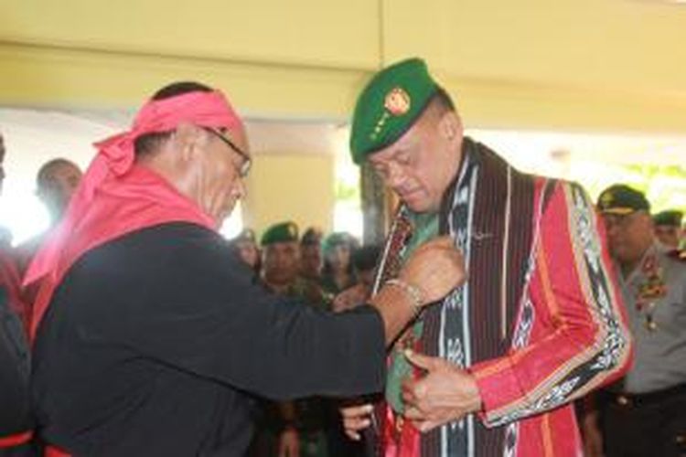 KSAD TNI Jenderal Gatot Nurmantyo saat menerima gelar Panglima Besar Pelindung dan Pengayom Masyarakat Maluku, Jumat (10/10/2014).