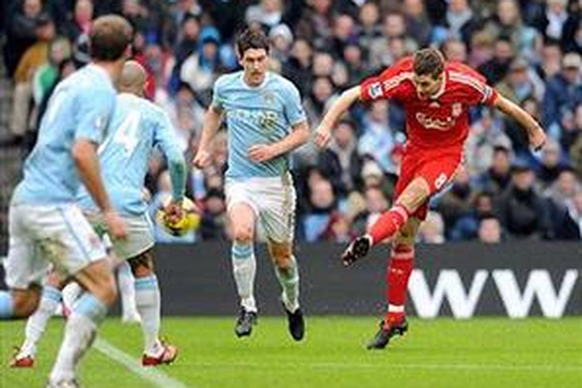 Kapten Liverpool, Steven Gerrard (kanan) mencoba melakukan tendangan jarak jauh ke gawang Manchester City. Pertandingan kedua tim berakhir 0-0.