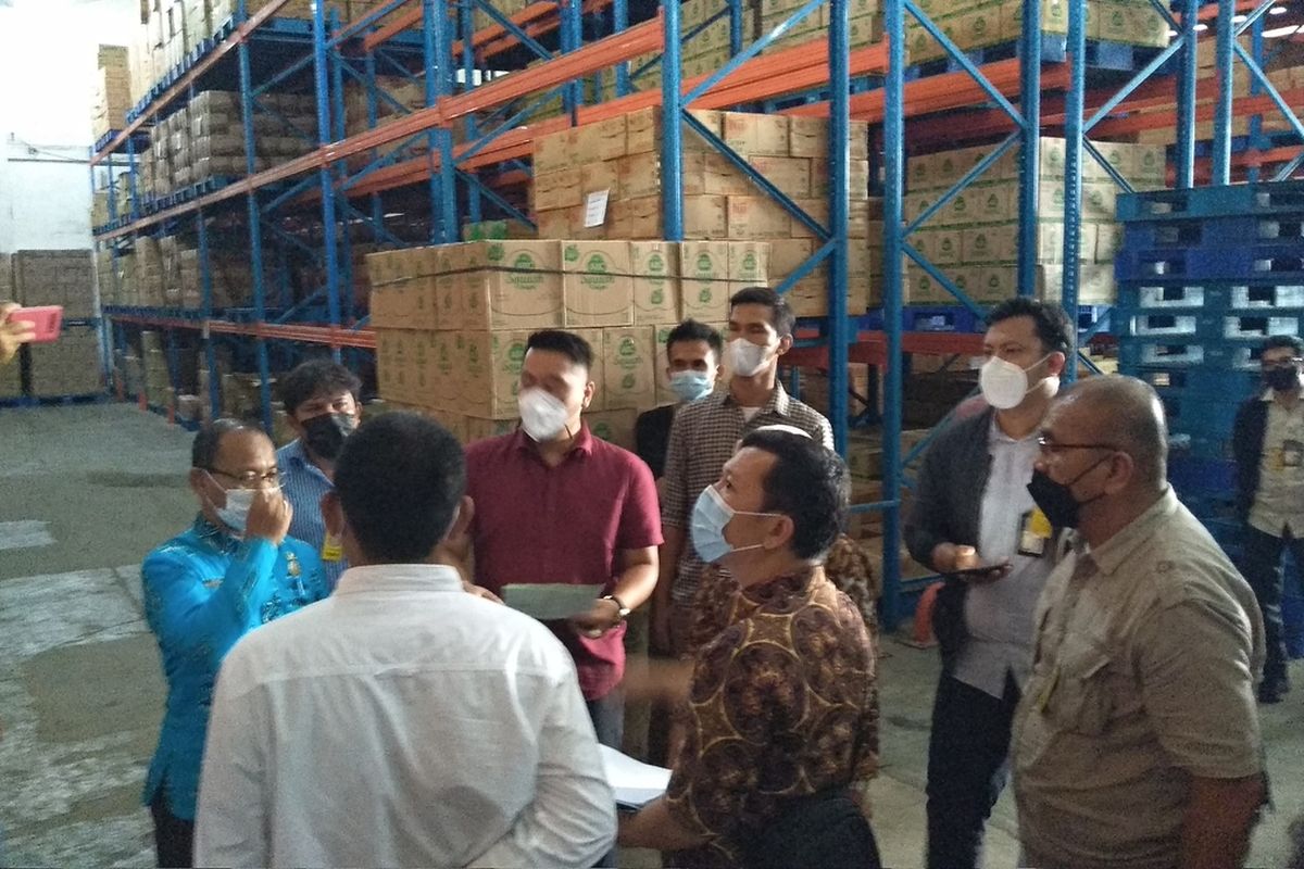 Suasana di gudang Everbright di Desa Lalang, Kecamatan Medan Sunggal pada Kamis (17/3/2022) siang. Tim Satgas Pangan Kota Medan yang sidak di gudang ini menemukan ada 400 kotak minyak goreng kemasan yang belum didistribusikan. Di saat yang sama terjadi kelangkaan di pasaran.