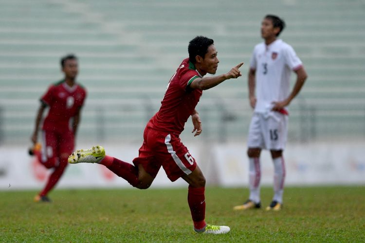 Pesepak bola Timnas U-22 Indonesia Evan Dimas melakukan selebrasi setelah mencetak gol pertama ke gawang Timnas U-22 Myanmar pada laga perebutan medali perunggu sepak bola SEA Games XXIX di Stadion Majlis Perbandaran Selayang, Kuala Lumpur, Malaysia, Selasa (29/8/2017). Timnas sepak bola U-22 Indonesia menyumbang medali perunggu setelah menang 3-1 atas Myanmar.