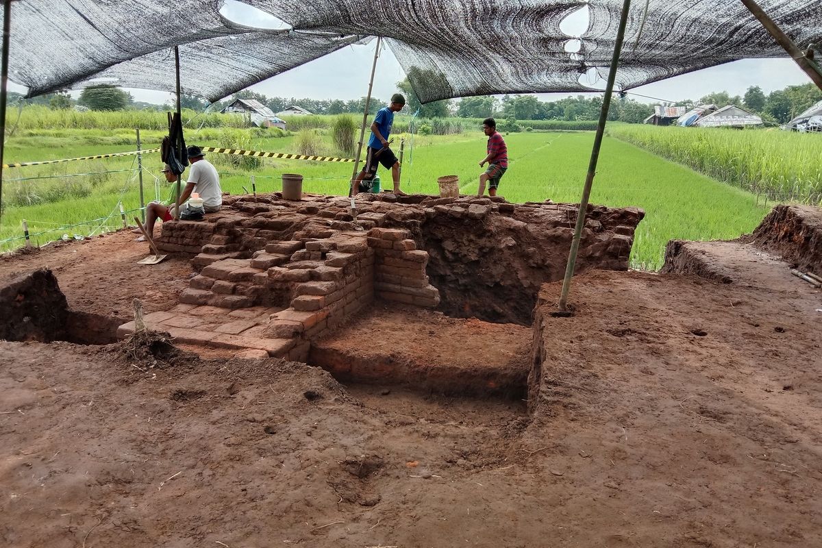 Tim ekskavasi dari Balai Pelestarian Cagar Budaya (BPCB) Jawa Timur, melakukan ekskavasi Situs Gemekan, di Gemekan, Kecamatan Sooko, Kabupaten Mojokerto, Jawa Timur, Kamis (10/2/2022).
