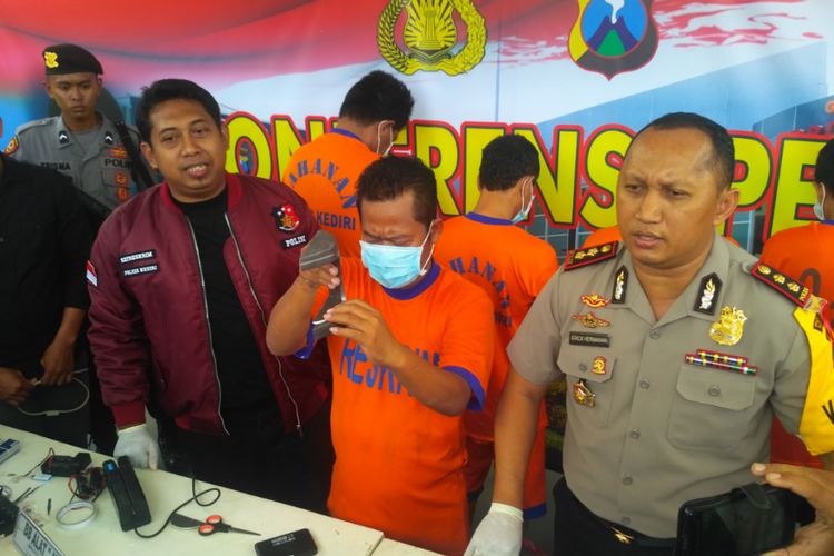 Kepolisian Resor Kediri, Jawa Timur saat rilis kejahatan skimming, Kamis (12/4/2018).