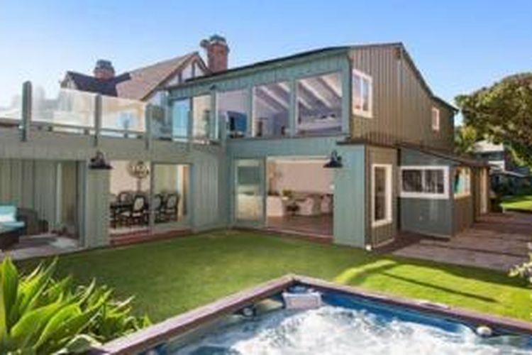 Rumah Leonardo DiCaprio ini terletak di tepi pantai Malibu. Dilengkapi dengan akses langsung ke pantai, dan ruang parkir dengan penjagaan ketat.