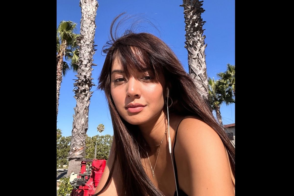 Aktris Aurelie Moeremans berpose dalam salah satu foto yang diunggah di akun Instagram @aurelie.