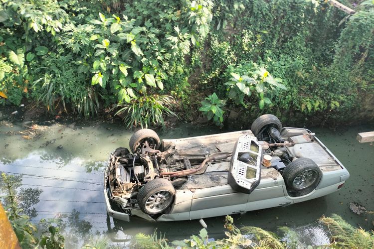 Mobil Mercedez Benz dengan nomor polisi L1787FQ yang terjun ke dalam sungai di sekitar Jalan Ir Soekarno, Kota Batu, Jawa Timur.