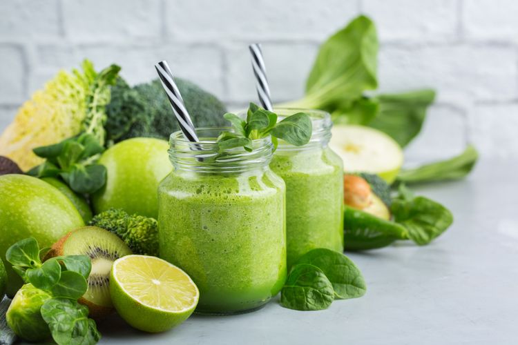 Ilustrasi green smoothies atau smoothie sayuran.
