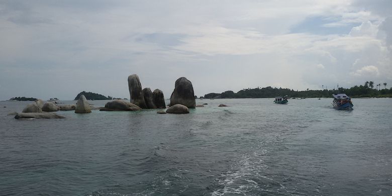 Gugusan bebatuan granit saat kapal melintas menuju Pulau Lengkuas, Belitung.