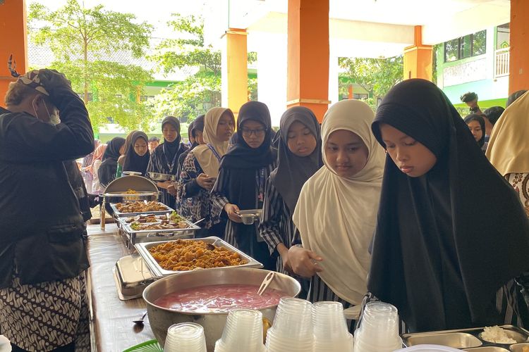 1.300 Siswa di Kota Malang Terima MBG Prasmanan