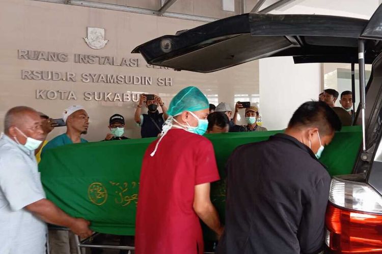 Sejumlah petugas rumah sakit dan keluarga membawa keranda jenazah Suparno ke dalam ambulans di RSUD R Syamsudin, Sukabumi, Jawa Barat, Rabu (8/11/2023).