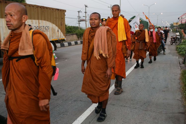 Biksu menjalani ritual thudong kembali melanjutkan perjalanan dari Kota Tegal, Jawa Tengah, Rabu (24/5/2023). Sebanyak 32 biksu jalan kaki dari Thailand menuju Candi Borobudur untuk meyambut Hari Raya Waisak.