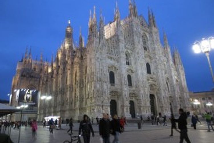 Kemegahan Katedral Duomo di malam hari. Katedral Duomo merupakan katedral nomor 5 terbesar di dunia yang berlokasikan di Milan, Italia