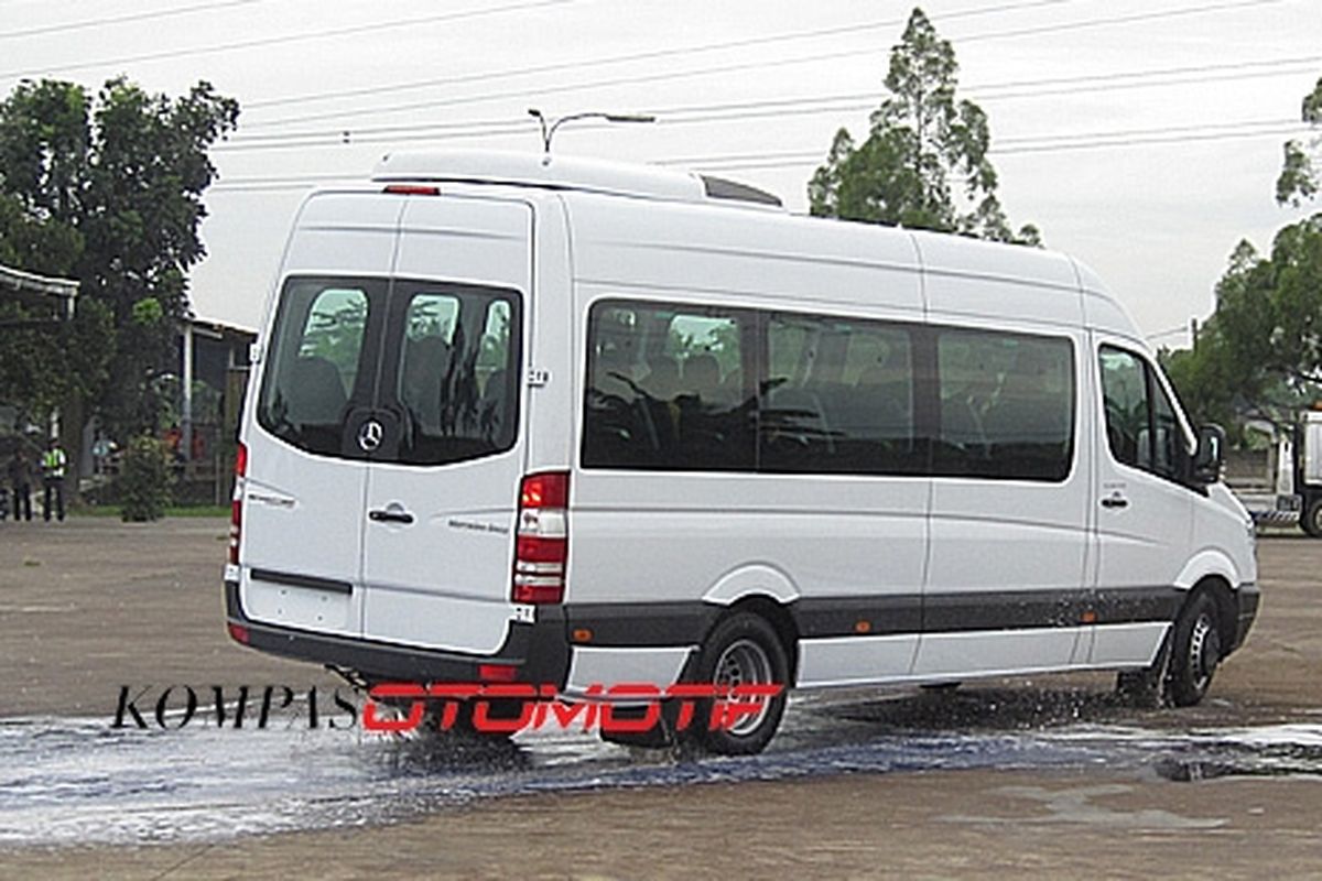 Mercedes-Benz Sprinter saat lakukan tes stabilitas di trek licin