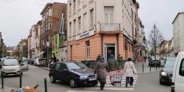 Distrik Molenbeek di Brussels, Belgia, merupakan kawasan yang banyak dihuni warga keturunan Maroko. Distrik ini dikenal sebagai kawasan miskin, rawan kejahatan dengan tingkat pengangguran tinggi. Alhasil, banyak pemuda di distrik ini yang direkrut ISIS untuk bertempur di Suriah atau Irak.