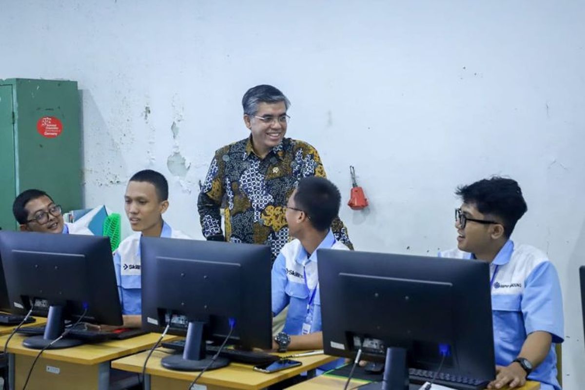 Menteri Ketenagakerjaan (Menaker) Yassierli saat meninjau pelaksanaan PVN Batch I Tahun 2026 di Balai Besar Pelatihan Vokasi dan Produktivitas (BBPVP) Bandung, Jawa Barat, Jumat (19/4/2026).