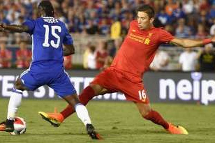 Gelandang Liverpool, Marko Grujic, coba menghalau pemain sayap Liverpool, Victor Moses, saat kedua tim berduel pada partai International Champions Cup (ICC) di Stadion Rose Bowl, Kamis (28/7/2016) pagi WIB.