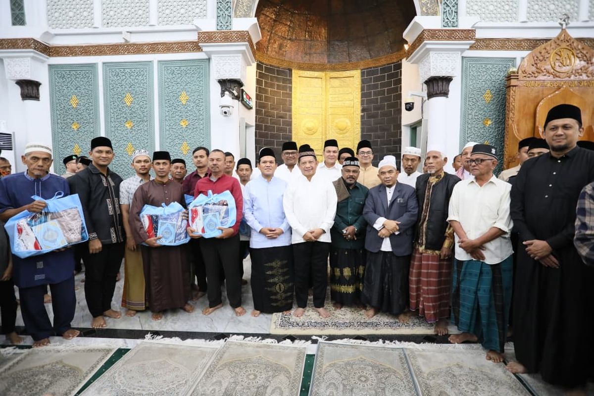 Menteri Dalam Negeri (Mendagri) Muhammad Tito Karnavian sekaligus Ketua Satuan Tugas (Kasatgas) Percepatan Rehabilitasi dan Rekonstruksi (PRR) Pascabencana Wilayah Sumatera seusai shalat subuh berjemaah di Masjid Raya Baiturrahman, Kota Banda Aceh, Aceh, Minggu (22/2/2026).