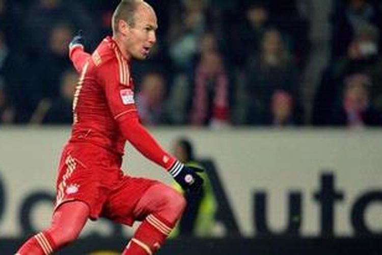 Pemain sayap Bayern Muenchen, Arjen Robben, melepaskan tembakan yang berujung gol ke gawang Wolfsburg, pada lanjutan Bundesliga, di VW Arena, Jumat (15/2/2013).