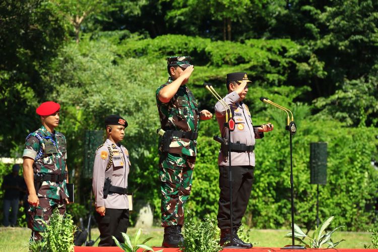 Foto : Kapolri Jenderal Listyo Sigit Prabowo bersama Panglima TNI Laksamana Yudo Margono memimpin apel pasukan gabungan pengamanan Konferensi Tingkat Tinggi (KTT) ASEAN 2023 di Labuan Bajo, Nusa Tenggara Timur (NTT), pada Sabtu (6/5/2023).