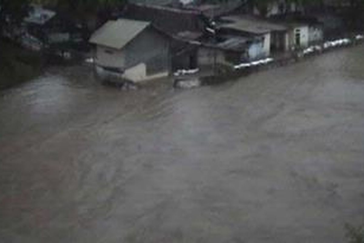 Pemukiman warga di kawasan Jogoyudan yang terendam banjir lahar dingin di sungai code, selasa petang ( 22/03-2011)